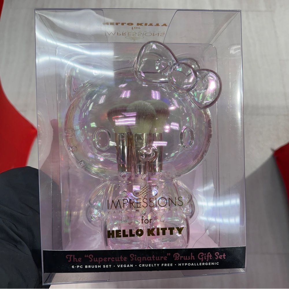HELLO KITTY BRUSH SET AND HOLDER BRAND NEW